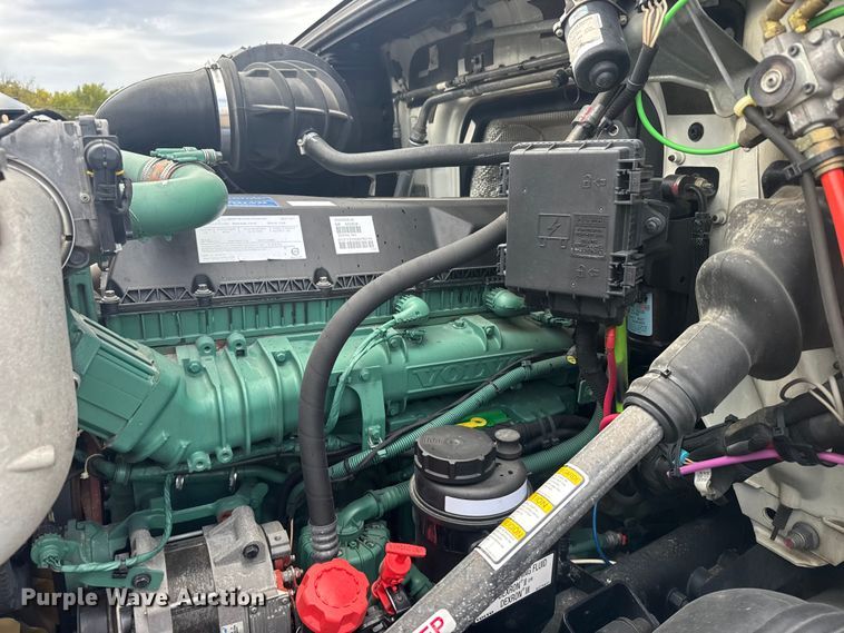 image for item EU6113 2022 Volvo VNR semi truck