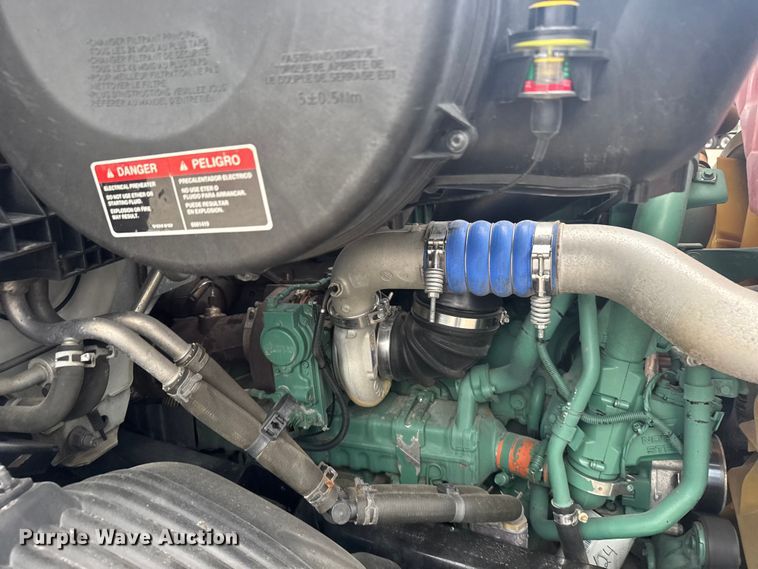 image for item EU6113 2022 Volvo VNR semi truck