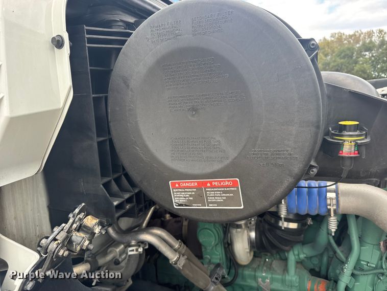 image for item EU6113 2022 Volvo VNR semi truck