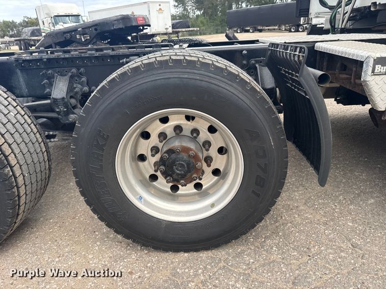 image for item EU6113 2022 Volvo VNR semi truck