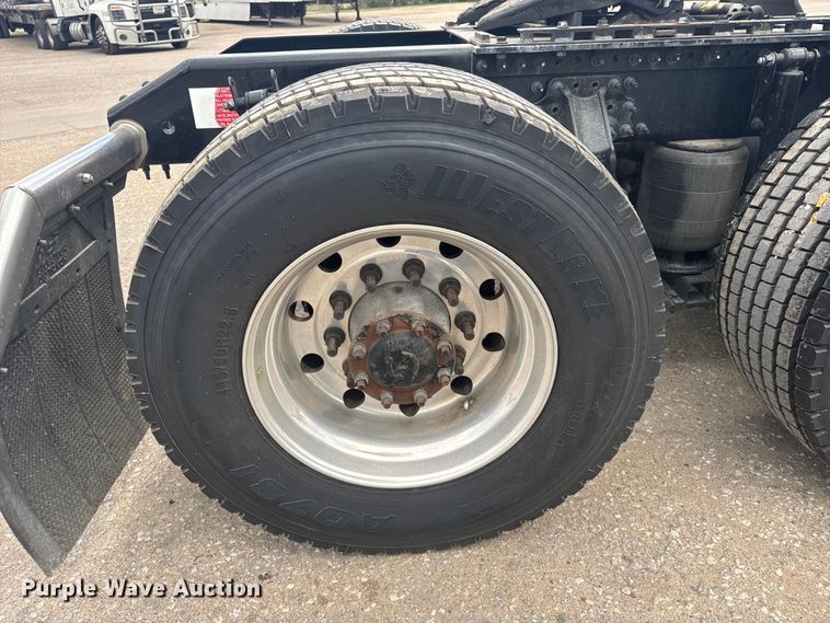 image for item EU6113 2022 Volvo VNR semi truck