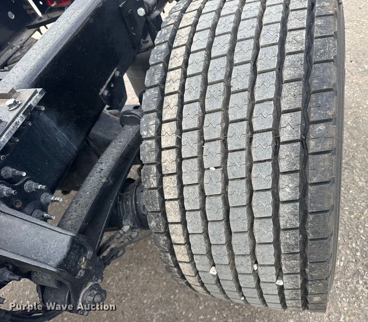 image for item EU6113 2022 Volvo VNR semi truck