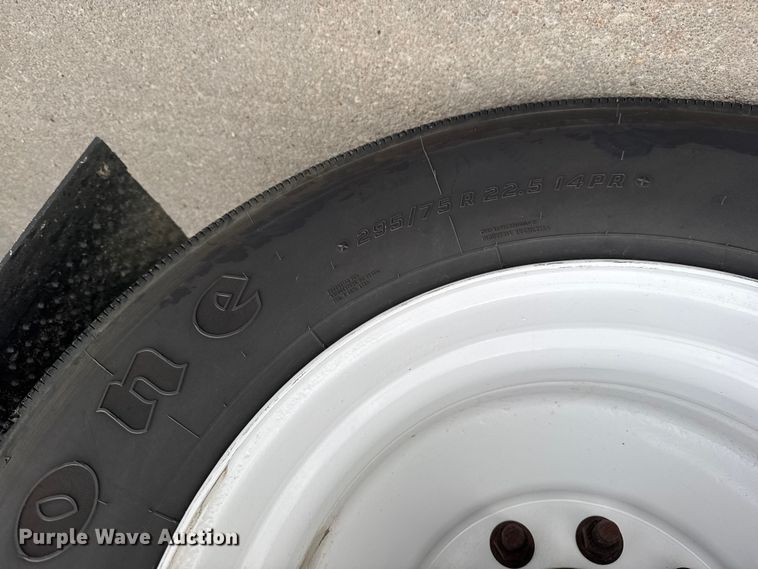 image for item EU6114 2015 Mac flatbed trailer