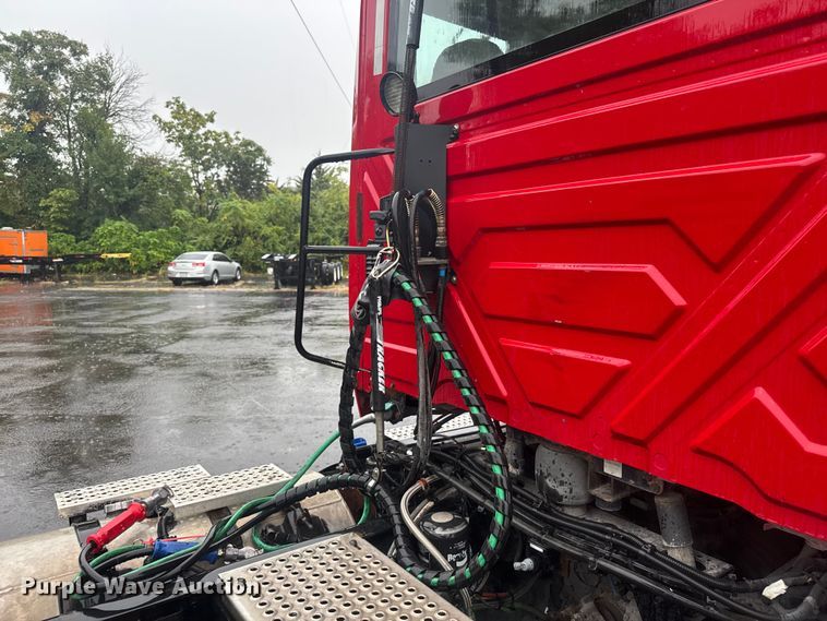 image for item EV1865 2017 International ProStar 122  semi truck