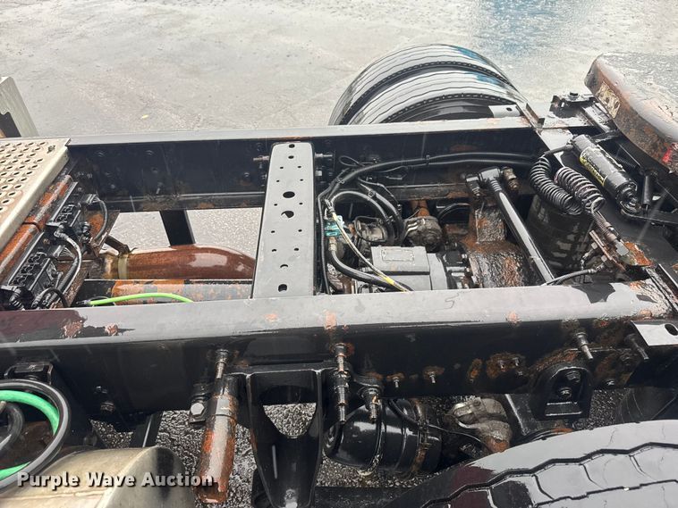 image for item EV1865 2017 International ProStar 122  semi truck