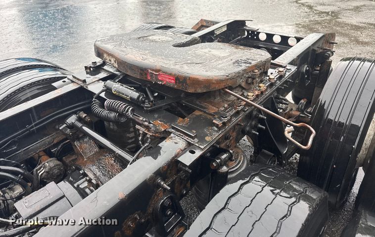 image for item EV1865 2017 International ProStar 122  semi truck