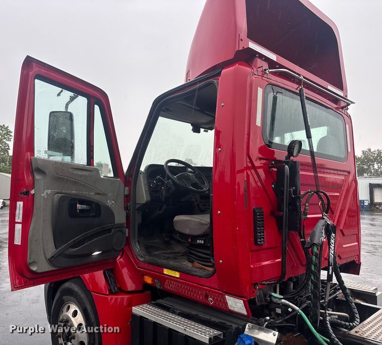 image for item EV1865 2017 International ProStar 122  semi truck