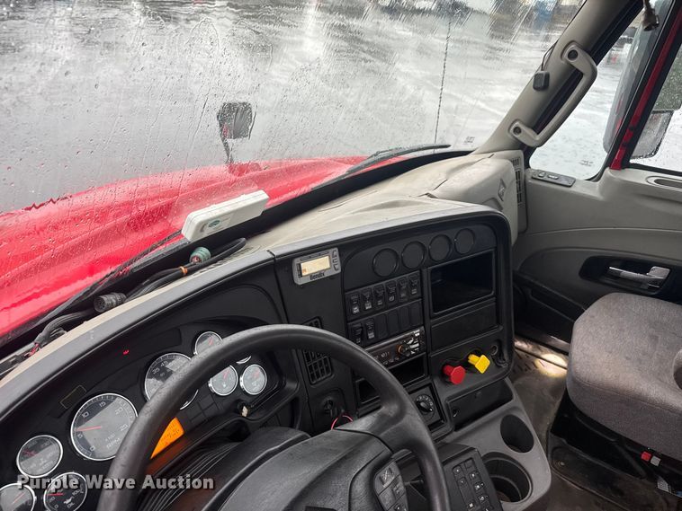 image for item EV1865 2017 International ProStar 122  semi truck