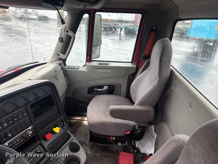 image for item EV1865 2017 International ProStar 122  semi truck