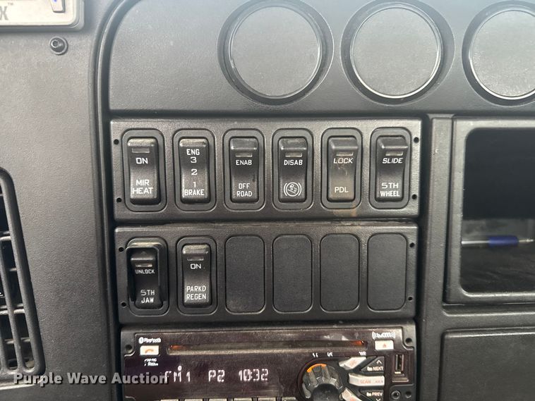 image for item EV1865 2017 International ProStar 122  semi truck