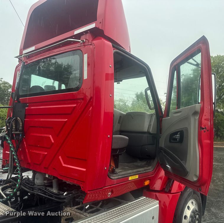 image for item EV1865 2017 International ProStar 122  semi truck