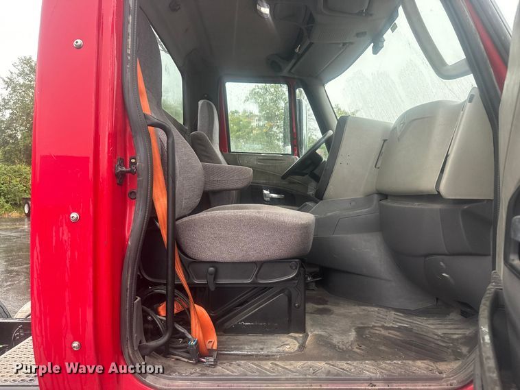 image for item EV1865 2017 International ProStar 122  semi truck