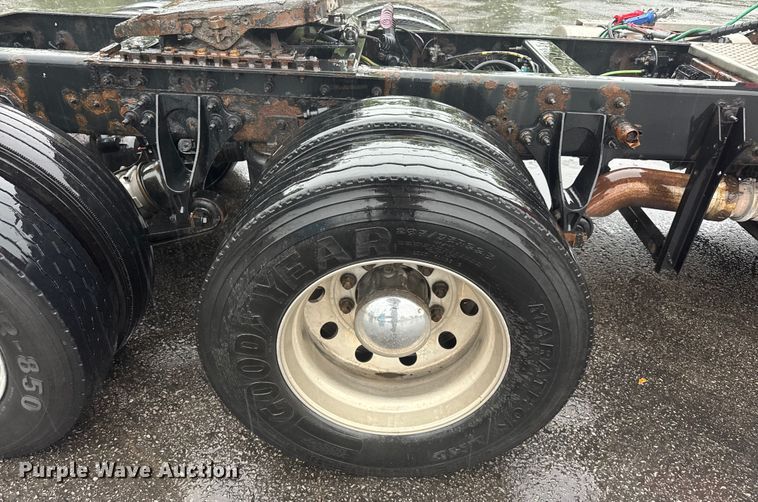 image for item EV1865 2017 International ProStar 122  semi truck