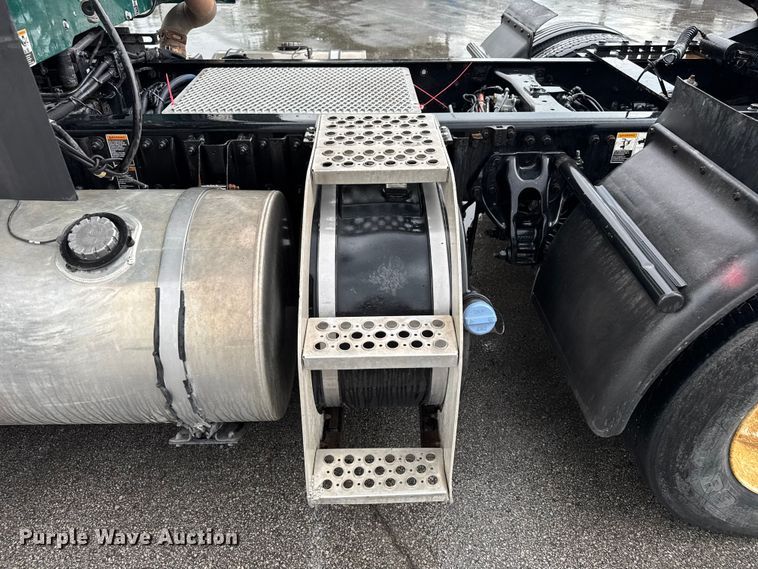 image for item EV1866 2019 Kenworth T680 semi truck