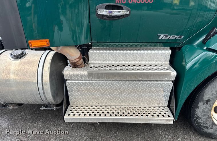 image for item EV1866 2019 Kenworth T680 semi truck