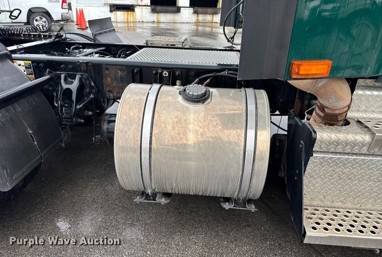 image for item EV1866 2019 Kenworth T680 semi truck