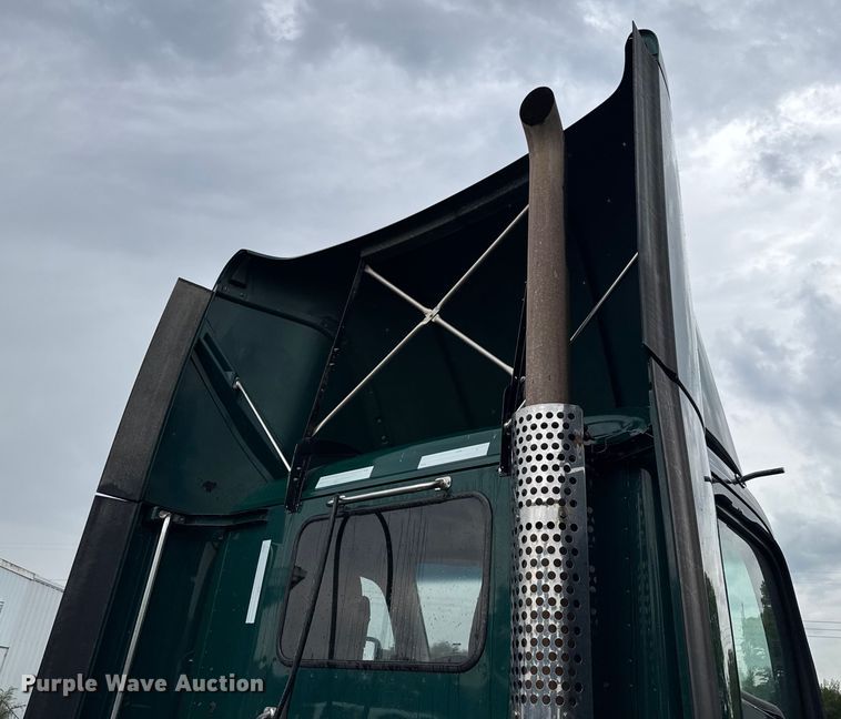 image for item EV1866 2019 Kenworth T680 semi truck