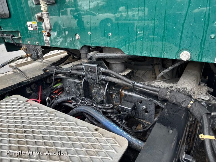 image for item EV1866 2019 Kenworth T680 semi truck