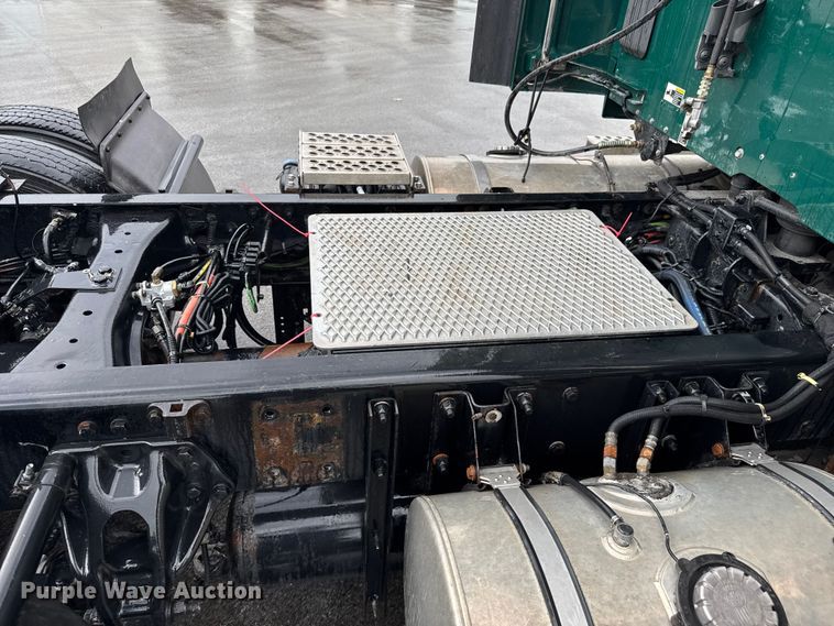 image for item EV1866 2019 Kenworth T680 semi truck