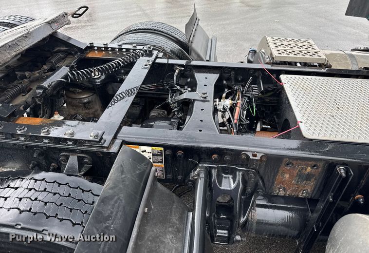 image for item EV1866 2019 Kenworth T680 semi truck