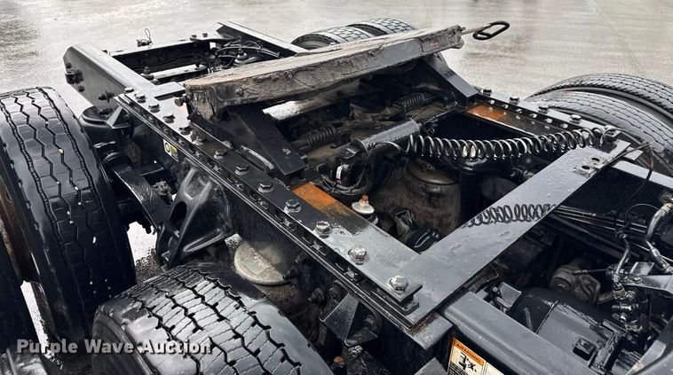 image for item EV1866 2019 Kenworth T680 semi truck