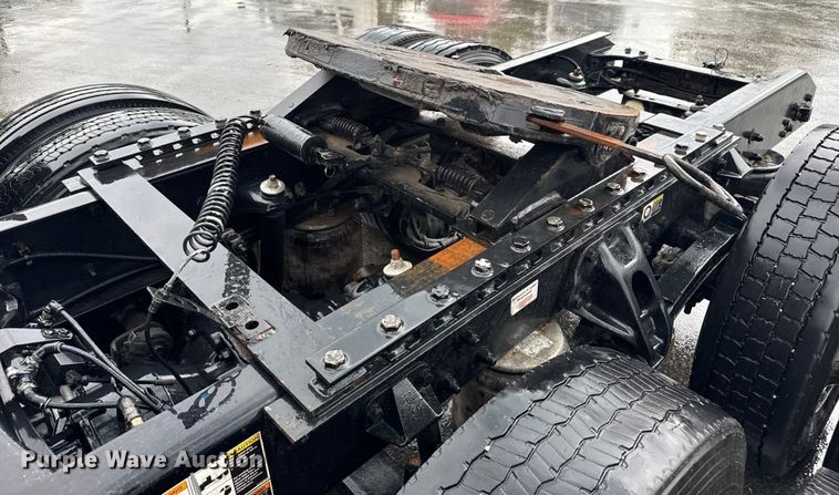 image for item EV1866 2019 Kenworth T680 semi truck