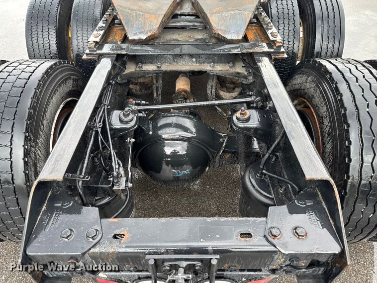 image for item EV1866 2019 Kenworth T680 semi truck