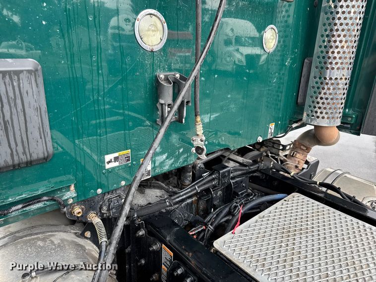 image for item EV1866 2019 Kenworth T680 semi truck