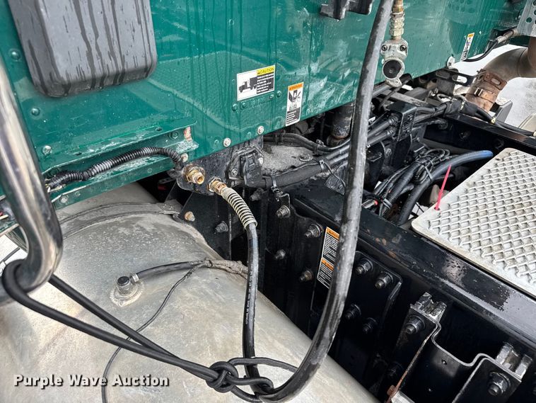 image for item EV1866 2019 Kenworth T680 semi truck