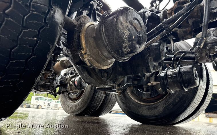 image for item EV1866 2019 Kenworth T680 semi truck