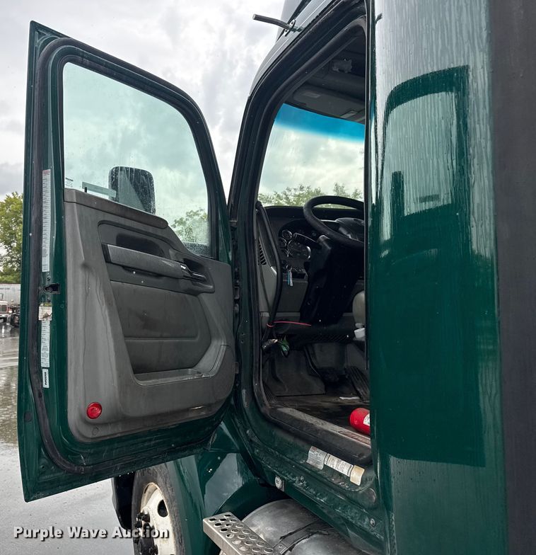 image for item EV1866 2019 Kenworth T680 semi truck