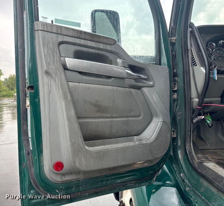 image for item EV1866 2019 Kenworth T680 semi truck