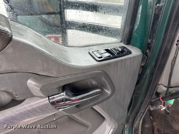 image for item EV1866 2019 Kenworth T680 semi truck