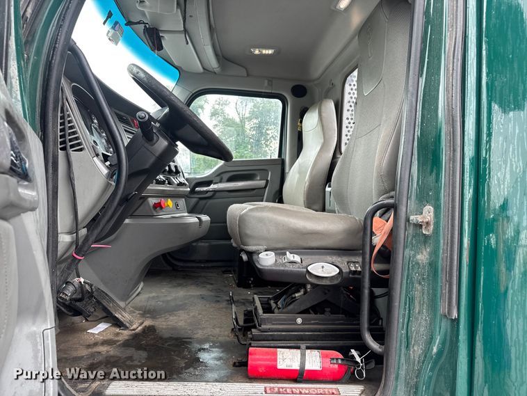 image for item EV1866 2019 Kenworth T680 semi truck