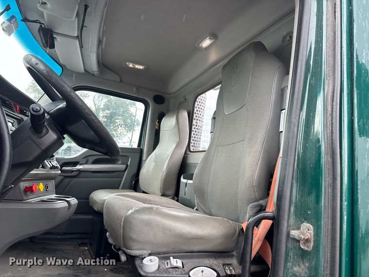 image for item EV1866 2019 Kenworth T680 semi truck