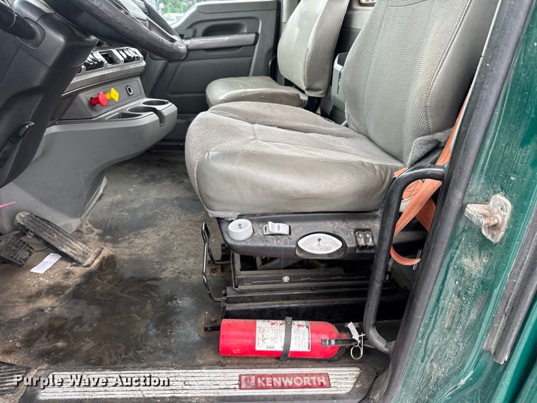 image for item EV1866 2019 Kenworth T680 semi truck