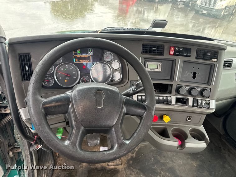 image for item EV1866 2019 Kenworth T680 semi truck