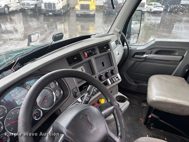 image for item EV1866 2019 Kenworth T680 semi truck