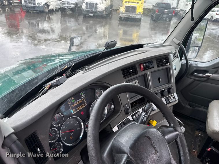 image for item EV1866 2019 Kenworth T680 semi truck