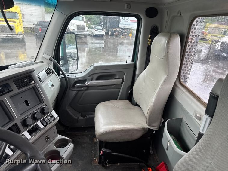 image for item EV1866 2019 Kenworth T680 semi truck