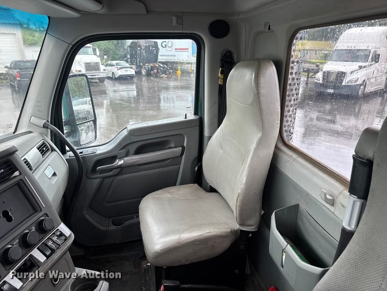 image for item EV1866 2019 Kenworth T680 semi truck