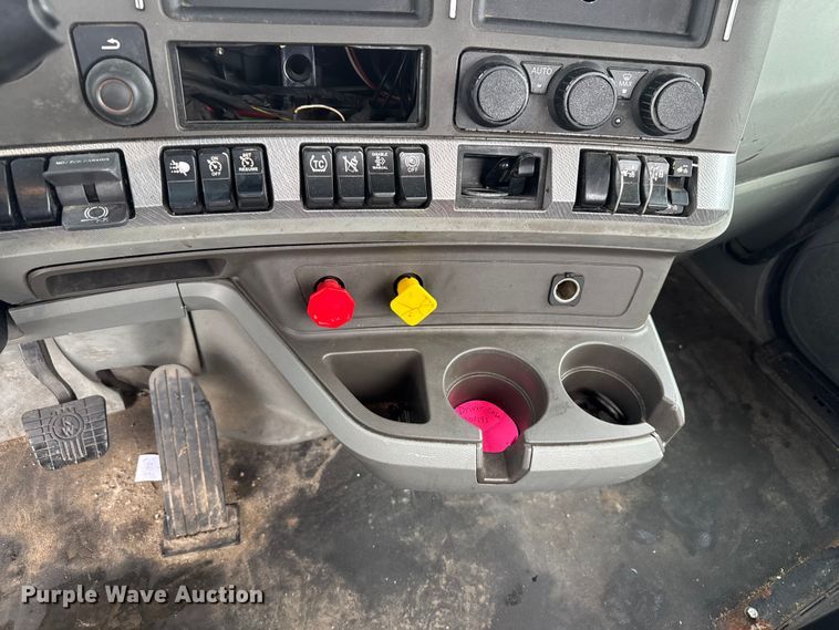 image for item EV1866 2019 Kenworth T680 semi truck