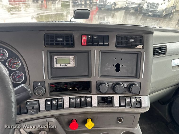 image for item EV1866 2019 Kenworth T680 semi truck