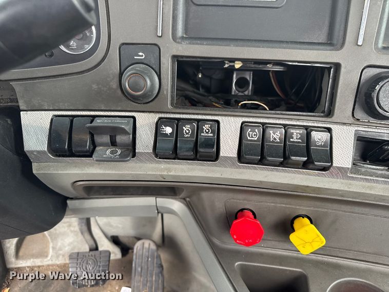 image for item EV1866 2019 Kenworth T680 semi truck