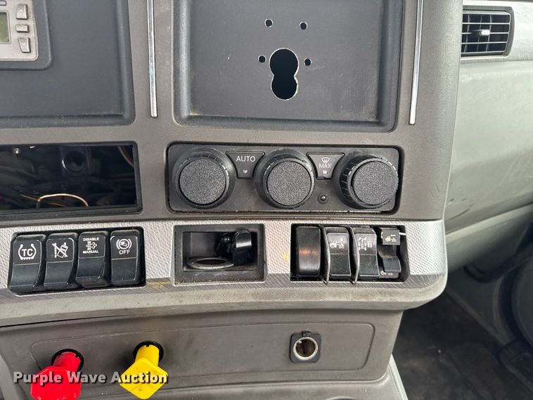 image for item EV1866 2019 Kenworth T680 semi truck