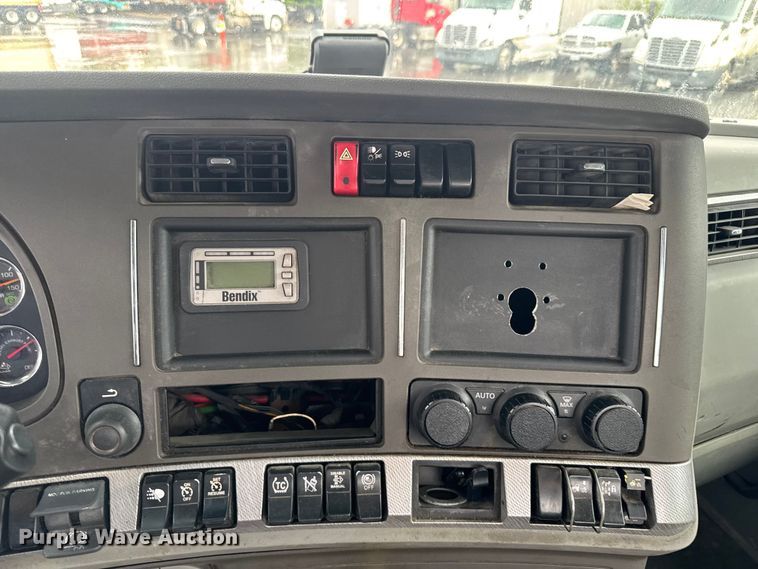 image for item EV1866 2019 Kenworth T680 semi truck