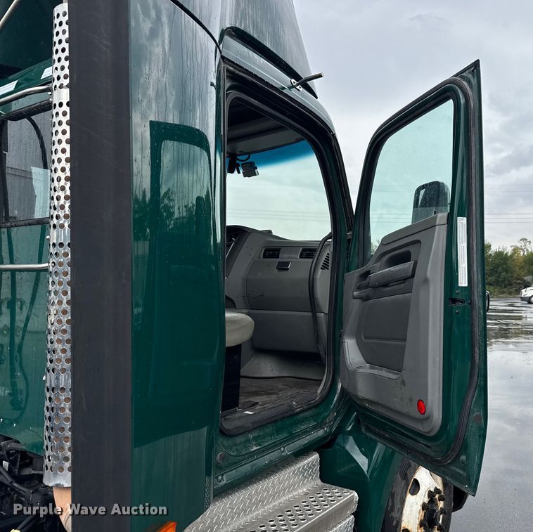image for item EV1866 2019 Kenworth T680 semi truck
