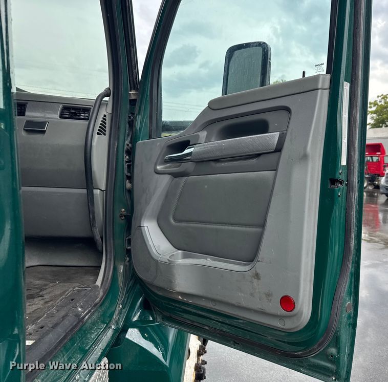 image for item EV1866 2019 Kenworth T680 semi truck