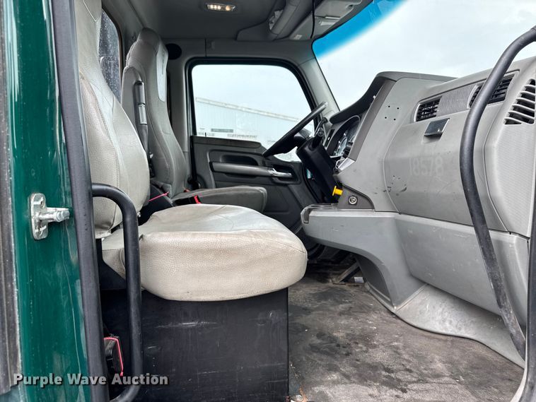 image for item EV1866 2019 Kenworth T680 semi truck