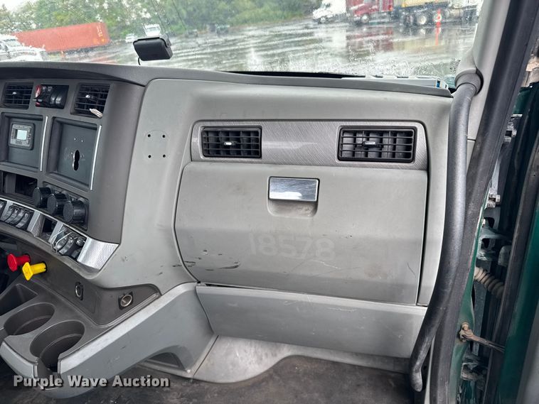 image for item EV1866 2019 Kenworth T680 semi truck